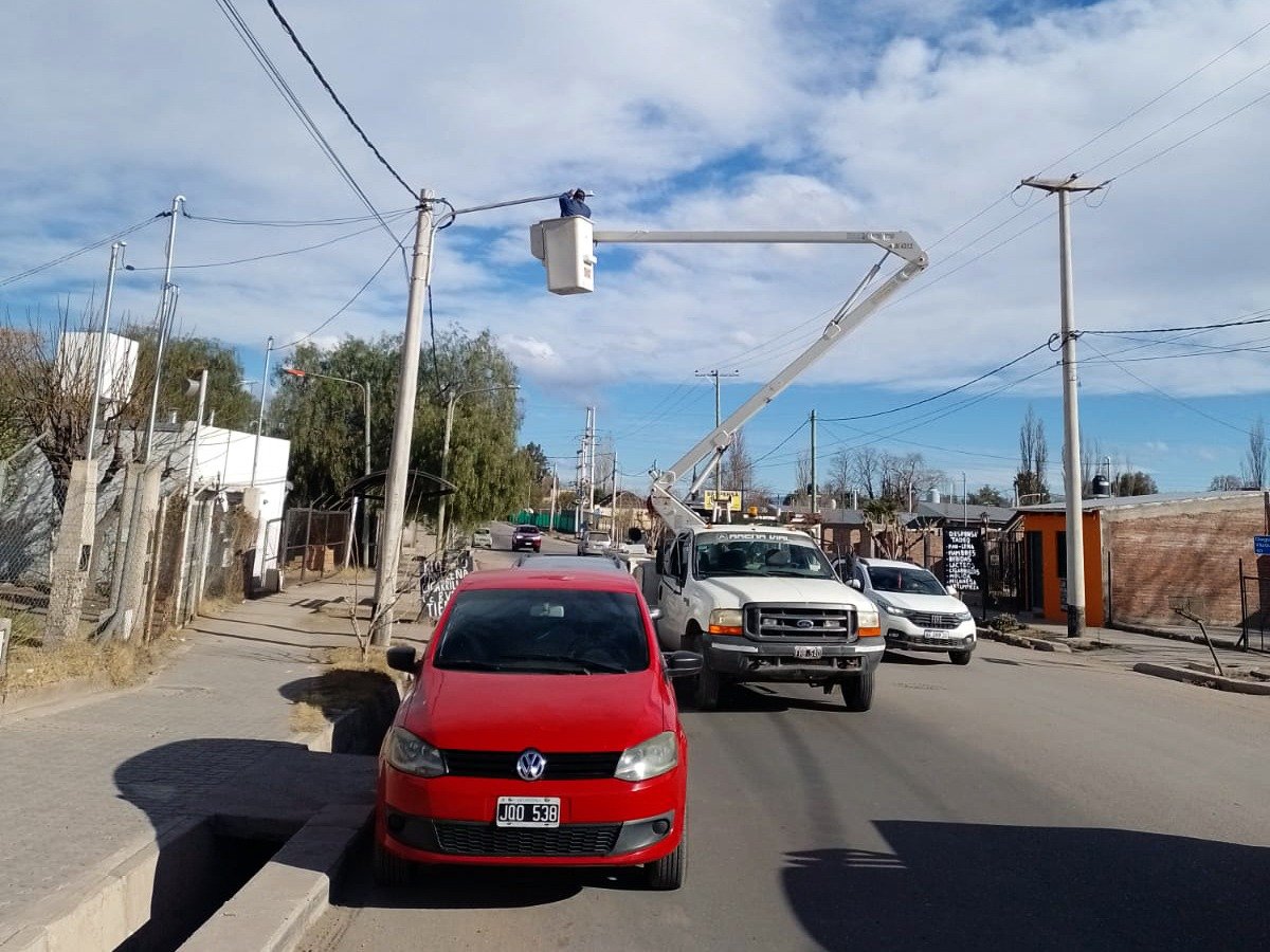 EL MUNICIPIO INSTALA NUEVAS LUMINARIAS EN VÉLEZ SARSFIELD ENTRE EL MOLINO Y POBRE DIABLO