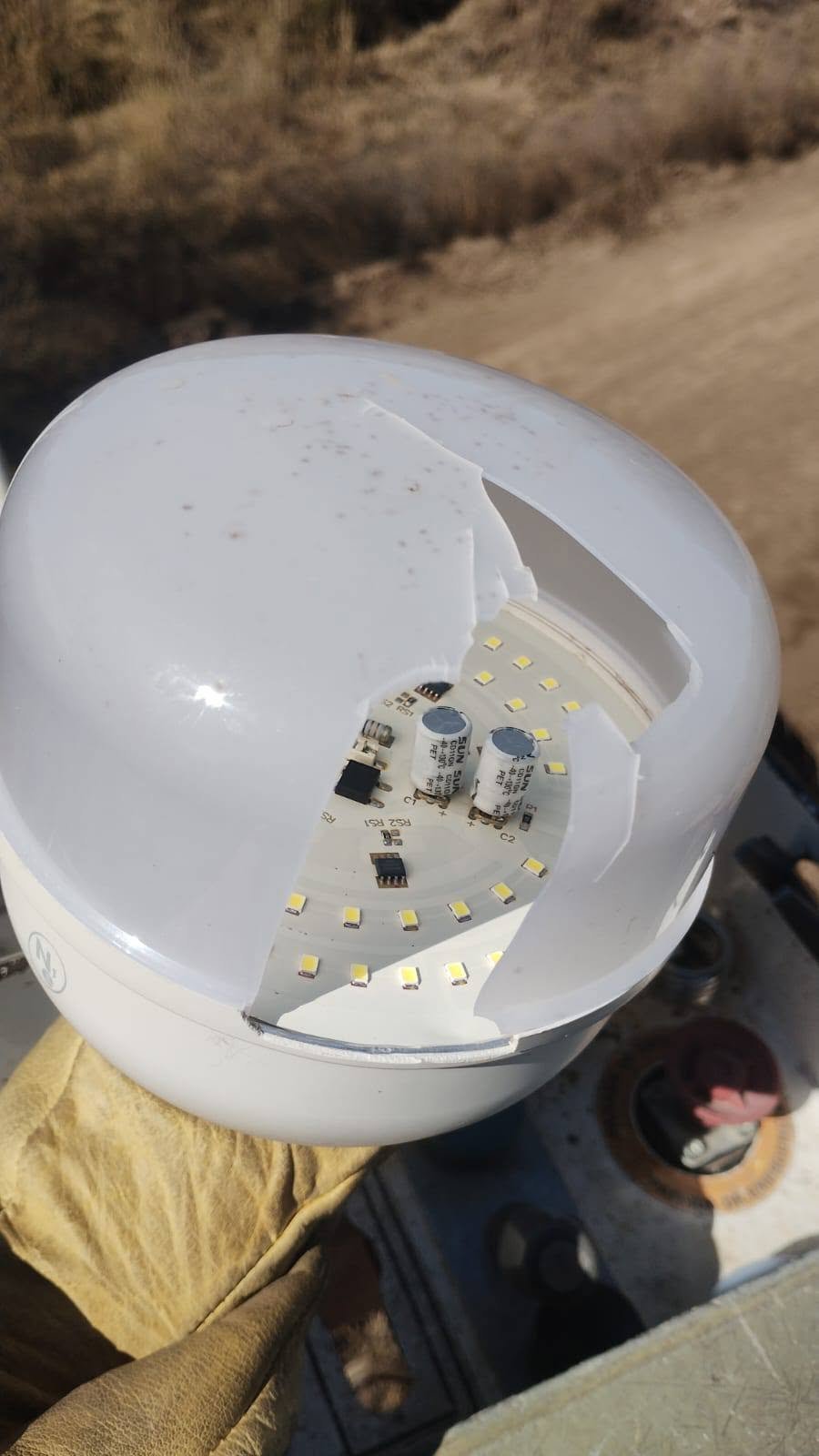 EL MUNICIPIO REPARÓ LUMINARIAS EN CAÑADA SECA Y AL DÍA SIGUIENTE FUERON VANDALIZADAS